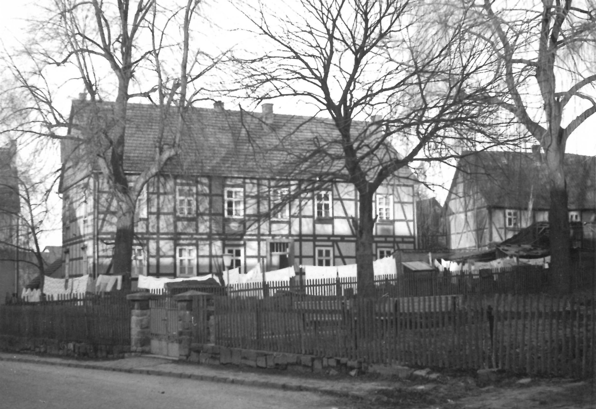 Alte Schule und Feuerwehr Heiligenrode Breite Str. 33 erbaut 1830 am Platz unter der Linde